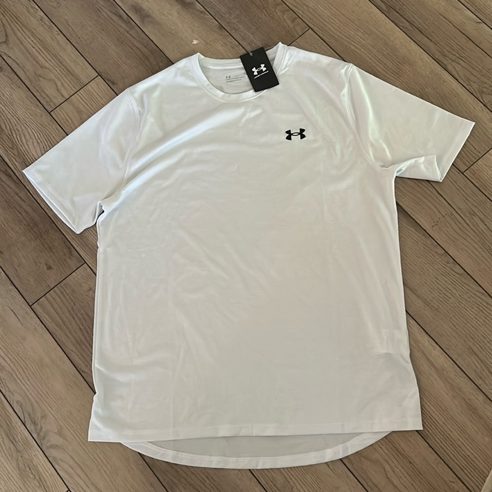 NWT men’s Under Armour workout shirt size L